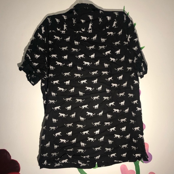 Big Cat Patterned Button-up - Picture 3 of 3